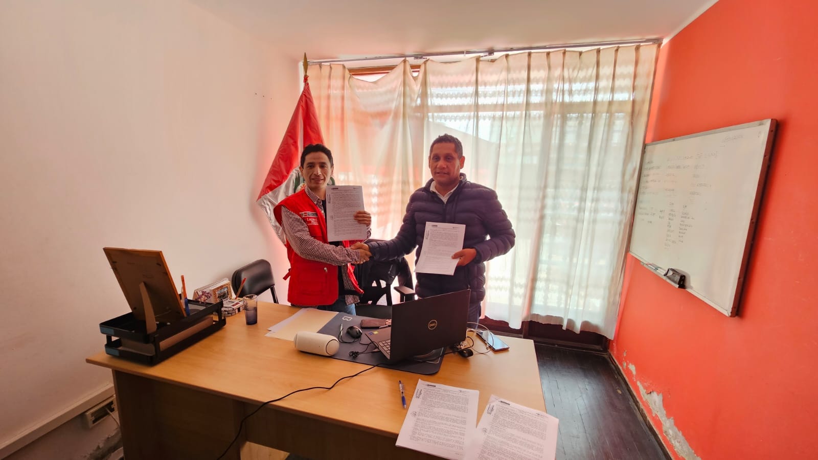 Como señal de compromiso alcalde y representante del programa de empleo temporal estrechan sus manos 