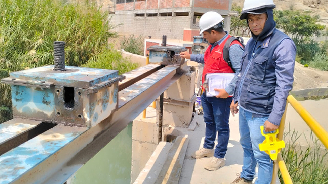 Lambayeque.– La Contraloría General alertó sobre los riesgos en el suministro oportuno de agua para los usuarios, debido a retrasos y deficiencias en el mantenimiento y reparación de las estructuras hidráulicas y metálicas de la bocatoma Monsefú-Reque, a cargo del Proyecto Especial Olmos Tinajones (PEOT), entidad dependiente del Gobierno Regional de Lambayeque. Estas labores son financiadas con recursos provenientes de las tarifas por el uso de la infraestructura del sistema hidráulico Tinajones.