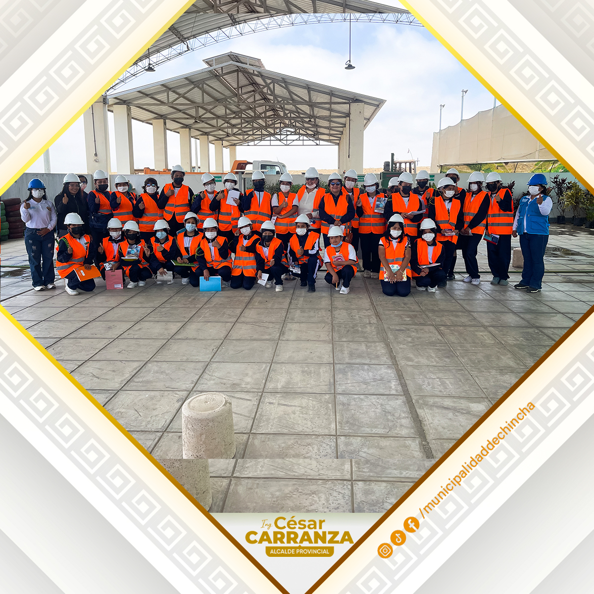 El programa municipal EDUCCA tiene como objetivo elevar la cultura y educación ambiental en los ciudadanos de nuestra provincia. En este sentido y continuando con el compromiso de trabajar por una Chincha verde, limpia y saludable.
Se realizó un recorrido en la infraestructura de disposición final de residuos sólidos, "Relleno Sanitario", así como la planta de valorización de residuos sólidos orgánicos o Planta de Compostaje.
En esta oportunidad, los estudiantes de la I.E SANTA ANA, fueron nuestros invitados especiales. Durante la visita, los adolecientes aprendieron sobre la disposición final de los residuos sólidos municipales y las posibilidades de reutilización. Además, observaron en acción nuestro Tractor Oruga de 38 toneladas, responsable de esparcir y compactar eficazmente los desechos.
Los estudiantes tomaron nota de cómo los residuos orgánicos, como vegetales, cáscaras de huevo y frutas, etc. pueden transformarse a través de un proceso biológico en mejoradores de suelos o compost, fortaleciendo así el crecimiento de las plantas.