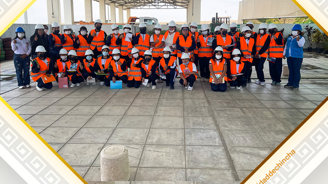 El programa municipal EDUCCA tiene como objetivo elevar la cultura y educación ambiental en los ciudadanos de nuestra provincia. En este sentido y continuando con el compromiso de trabajar por una Chincha verde, limpia y saludable.
Se realizó un recorrido en la infraestructura de disposición final de residuos sólidos, "Relleno Sanitario", así como la planta de valorización de residuos sólidos orgánicos o Planta de Compostaje.
En esta oportunidad, los estudiantes de la I.E SANTA ANA, fueron nuestros invitados especiales. Durante la visita, los adolecientes aprendieron sobre la disposición final de los residuos sólidos municipales y las posibilidades de reutilización. Además, observaron en acción nuestro Tractor Oruga de 38 toneladas, responsable de esparcir y compactar eficazmente los desechos.
Los estudiantes tomaron nota de cómo los residuos orgánicos, como vegetales, cáscaras de huevo y frutas, etc.  pueden transformarse a través de un proceso biológico en mejoradores de suelos o compost, fortaleciendo así el crecimiento de las plantas.