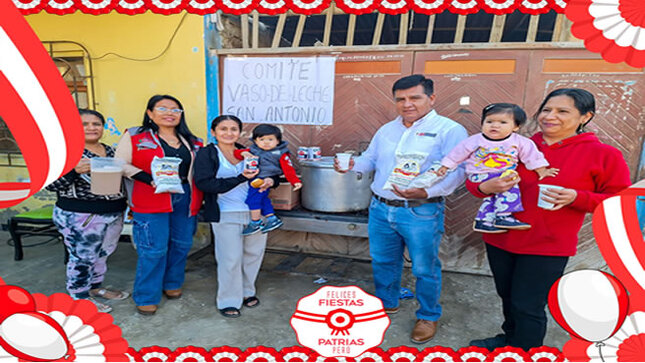personas de comité vaso de leche  junto al alcalde 