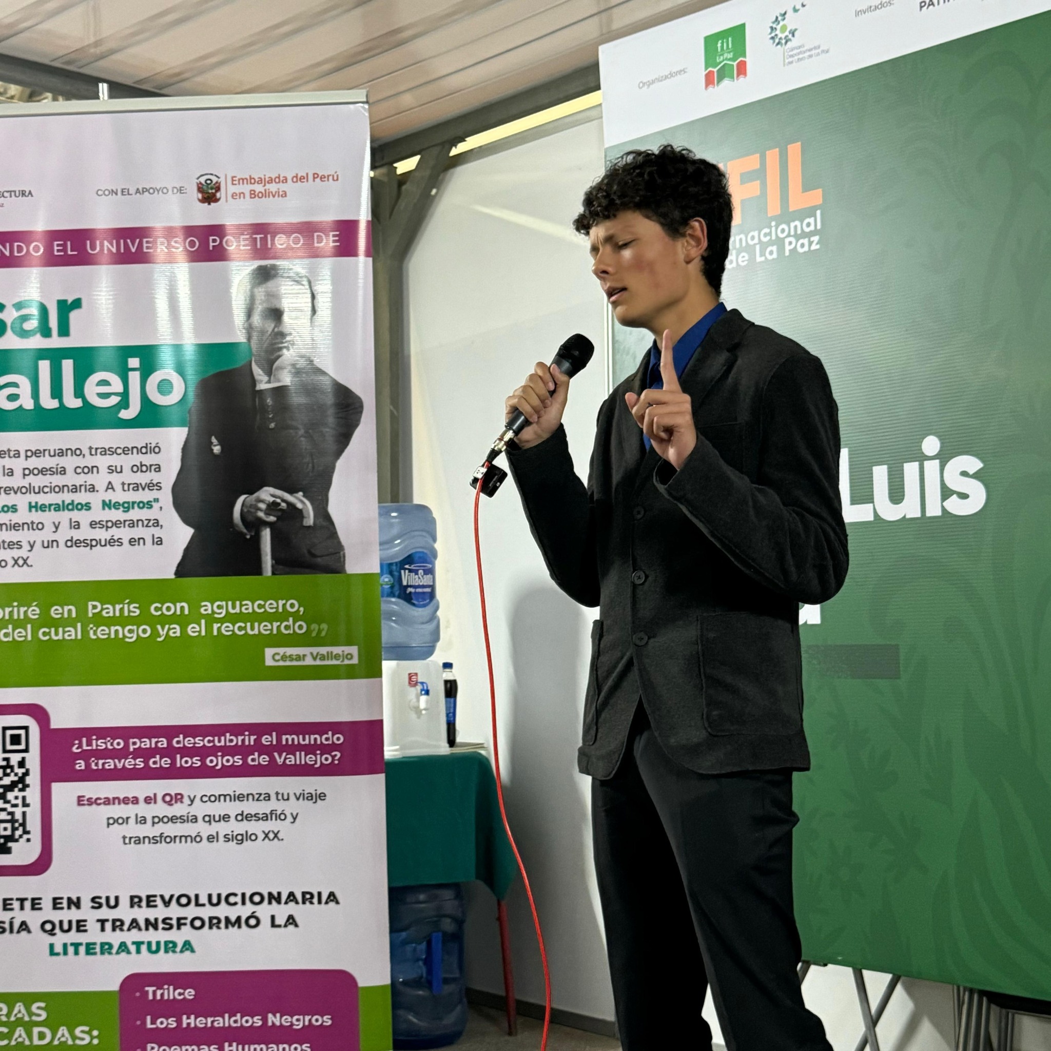 Joven recitando a Vallejo