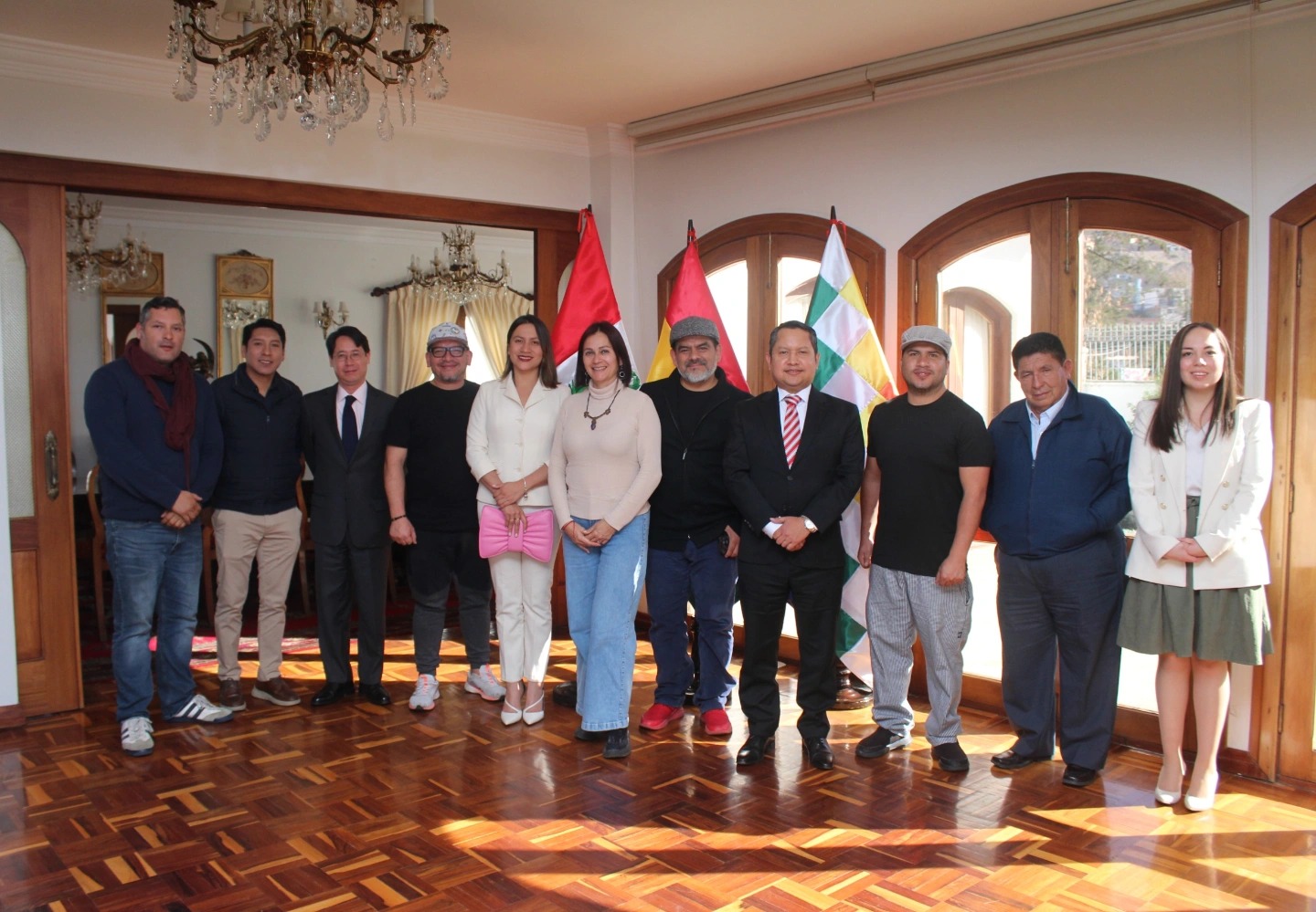 Chefs y expertos gastronómicos con funcionarios