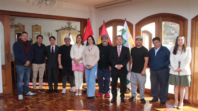Chefs y expertos gastronómicos con funcionarios