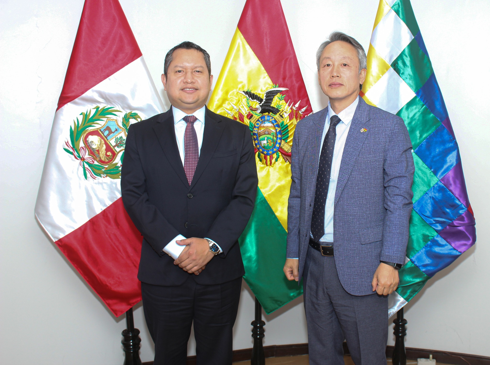 Embajador de Corea con Encargado de Negocios