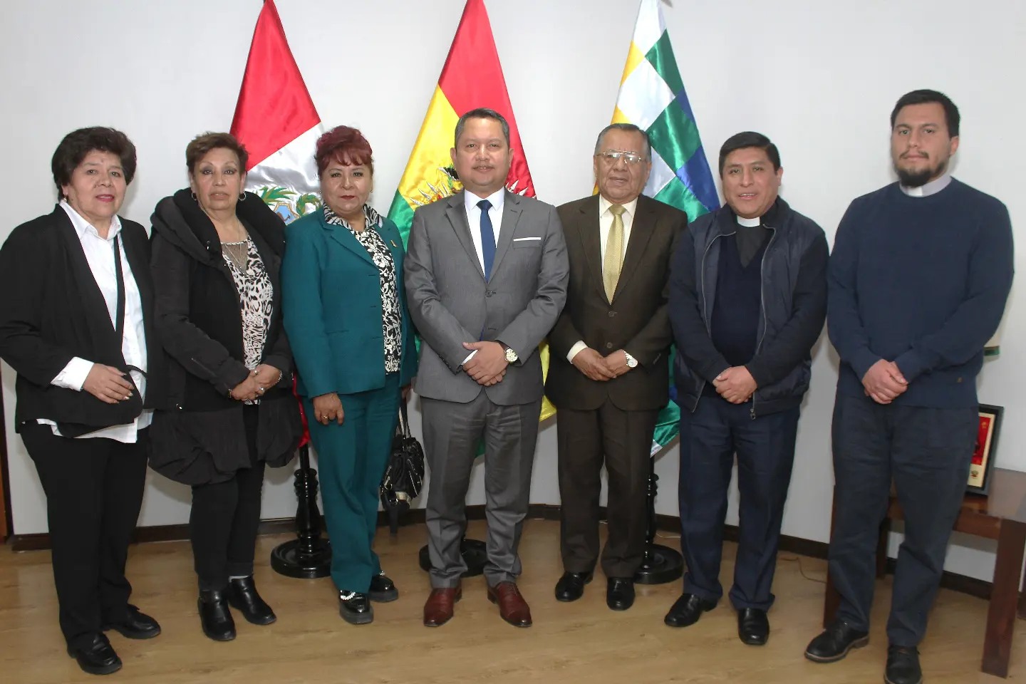 Junta Directiva Señor de los Milagros con Encargado de Negocios
