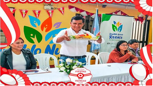 Nuestro alcalde sosteniendo un plato típico 