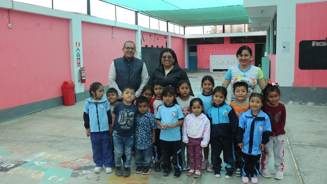 Representante de la MDN junto a los niños del la institución 