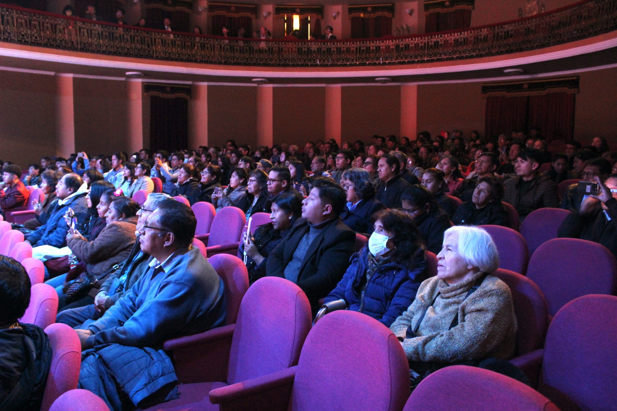 Público asistente apreciando el concierto