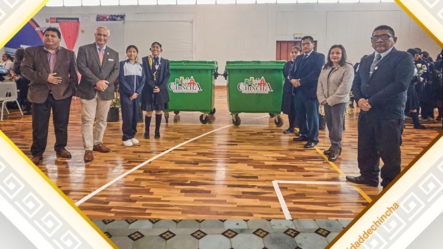 Con el objetivo de cuidar los espacios públicos y concientizar a la población, realizó  la entrega de contenedores de 1100Lt  y plantas ornamentales a Institución Educativas Santa Ana, donde podrán almacenar los residuos sólidos,  tales como envolturas, papel higiénico, bolsas de plástico, envases descartables, etc. y como también desechos orgánicos. 
✅ Dado que estos contenedores son muy importantes para nuestra comunidad Chinchana, para así reducir los niveles de contaminación ambiental en nuestra Provincia y así poder promover una buena cultura y poder cuidar nuestro medio ambiente.
