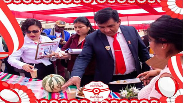 la autoridad de la comuna degustando el plato típico  