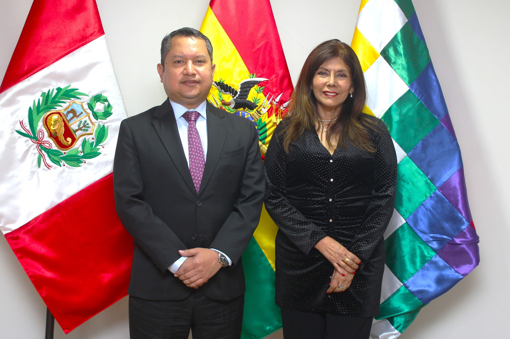 Encargada de PromPerú en Bolivia y Encargado de Negocios