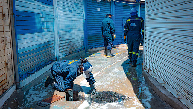 Realizan trabajos de limpieza y mantenimiento del sistema de alcantarillado en el mercado Bellavista