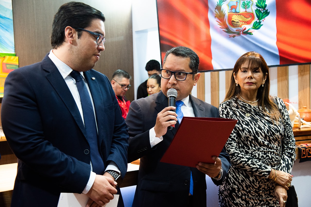 Autoridades en Pabellón Perú 2