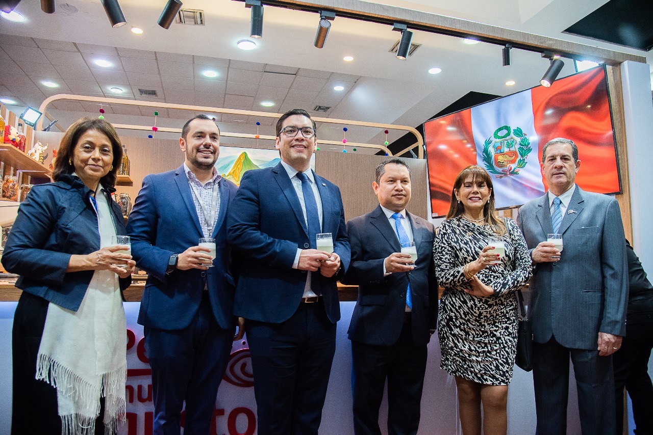 Autoridades en Pabellón Perú 3