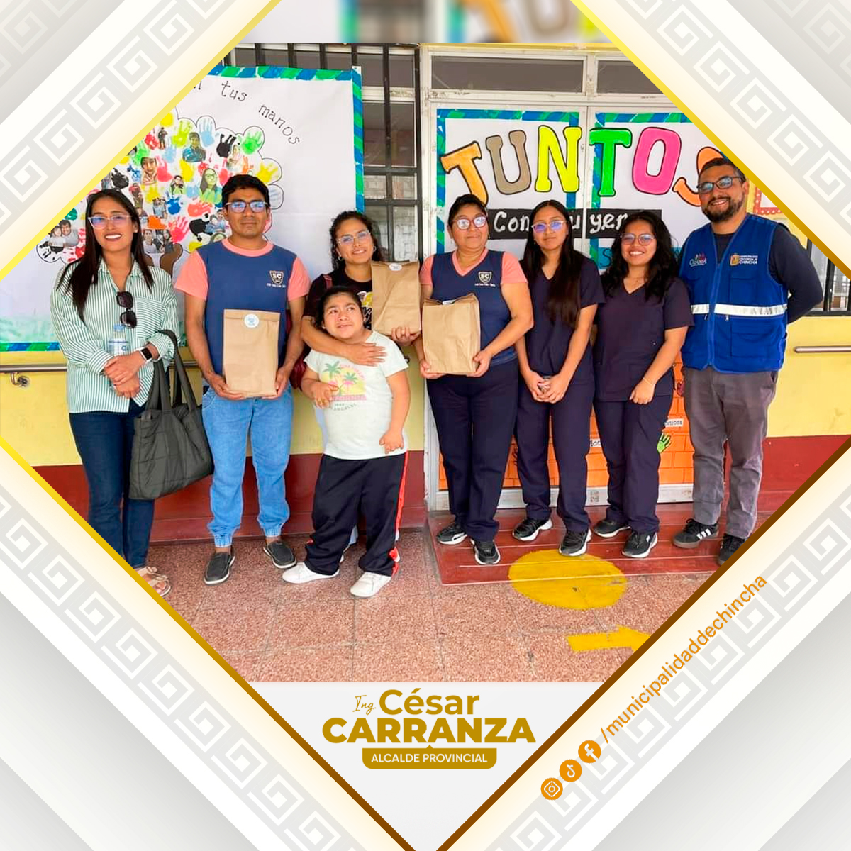 Hace unos días, el equipo de Psicólogos de la DEMUNA provincial de Chincha participó como jurado en el 1er concurso de ambientación de aula en el CEBE SANTA CECILIA, como parte de la celebración del día de la educación inclusiva y de la persona con discapacidad. 😍
"Seamos empáticos, tolerantes y respetuosos con todas las personas con discapacidad".