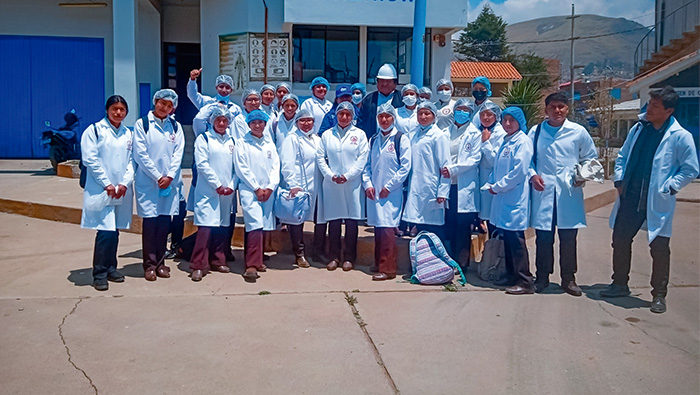 Estudiantes universitarios visitan instalaciones de la planta de tratamiento de agua potable Aziruni.