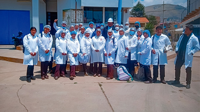 Estudiantes universitarios visitan instalaciones de la planta de tratamiento de agua potable Aziruni.