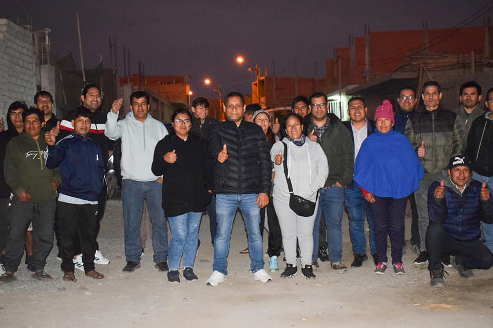 Alcalde junto a los vecinos de Las Gardenias