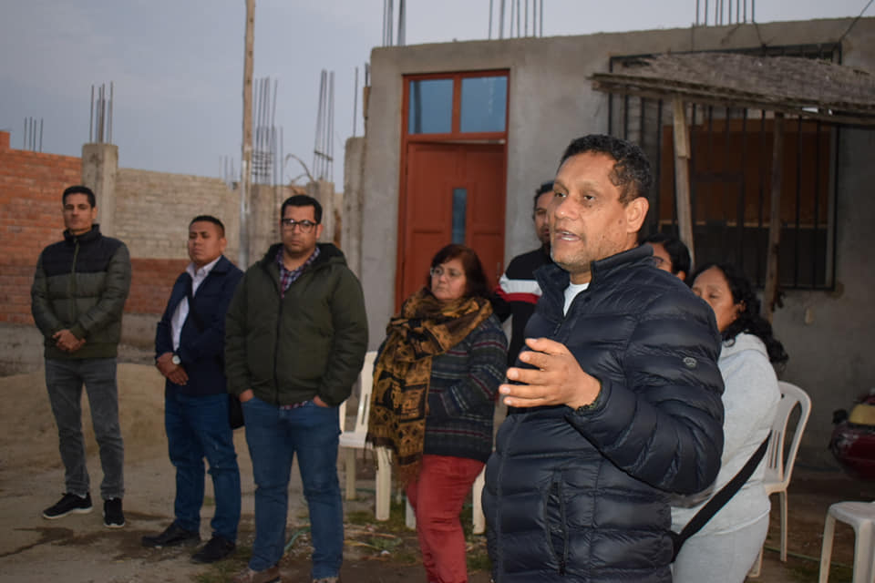 Con el fin de reafirmar su compromiso el alcalde se dirige a los vecino de Las Gardenias