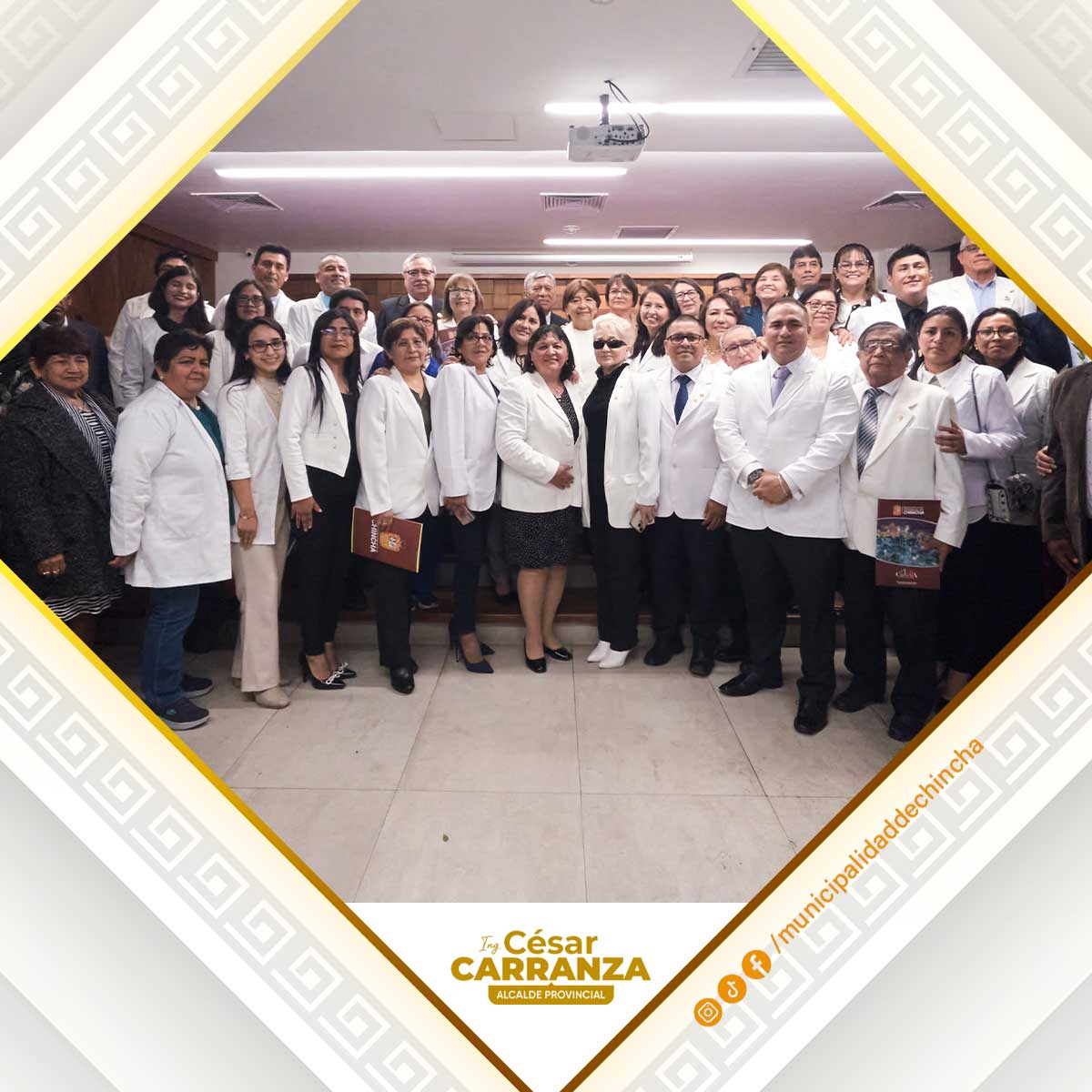 En una sesión solemne, los regidores Gilda Solari Bonifacio, Rosaura Cueto, César Aguirre, Ademir Jordan, Elena Carbo y Francisco Fernández encabezaron la ceremonia en honor al Día de la Medicina Peruana. La regidora Gilda Solari brindó las palabras de bienvenida, y la estudiante Cecilia Rocío Cabrera Muchaypiña presentó una reseña destacando la importancia de la medicina en nuestro país 🇵🇪
Durante el evento, se entregaron reconocimientos al personal médico destacado de la provincia de Chincha, con la participación de representantes del Hospital San José y del Hospital René Toche Groppo.
La ceremonia finalizó con palabras de gratitud de los directores médicos y autoridades presentes, reconociendo el compromiso del cuerpo médico en la salud y bienestar de la comunidad chinchana.