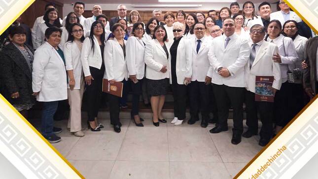 En una sesión solemne, los regidores Gilda Solari Bonifacio, Rosaura Cueto, César Aguirre, Ademir Jordan, Elena Carbo y Francisco Fernández encabezaron la ceremonia en honor al Día de la Medicina Peruana. La regidora Gilda Solari brindó las palabras de bienvenida, y la estudiante Cecilia Rocío Cabrera Muchaypiña presentó una reseña destacando la importancia de la medicina en nuestro país 🇵🇪
Durante el evento, se entregaron reconocimientos al personal médico destacado de la provincia de Chincha, con la participación de representantes del Hospital San José y del Hospital René Toche Groppo.
La ceremonia finalizó con palabras de gratitud de los directores médicos y autoridades presentes, reconociendo el compromiso del cuerpo médico en la salud y bienestar de la comunidad chinchana.