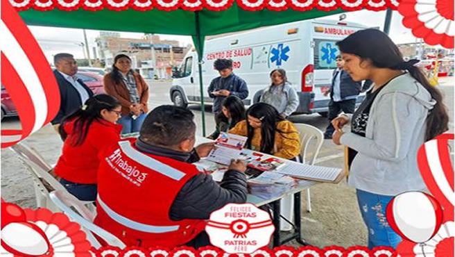 personal del centro de empleos  ayudando a jóvenes
