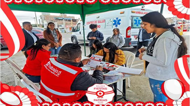 personal del centro de empleos  ayudando a jóvenes