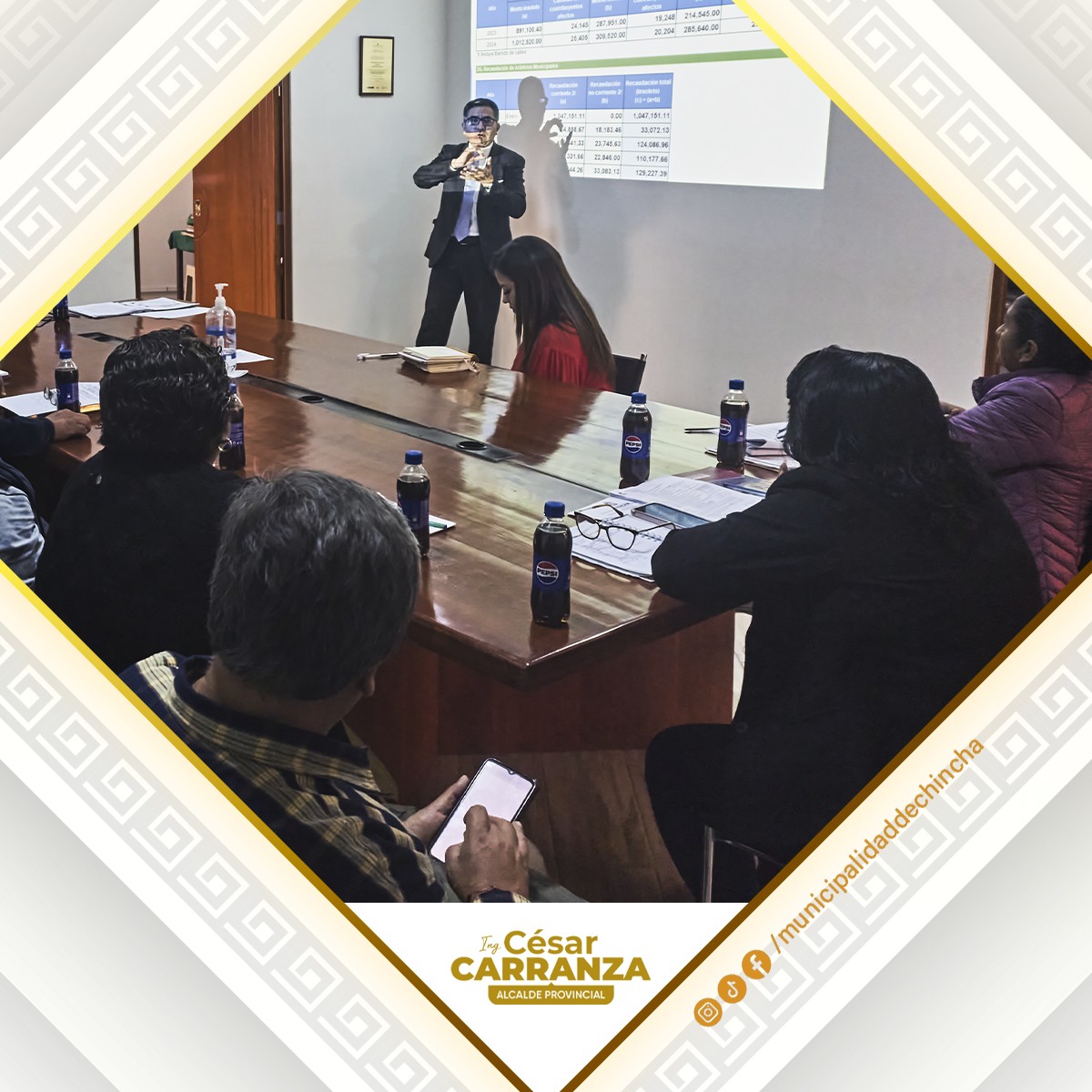 Los gerentes de la Municipalidad Provincial de Chincha participaron en una capacitación orientada a optimizar la recaudación del impuesto predial y los arbitrios municipales. Durante la sesión, se presentaron los Comités de Orientación y Operaciones, enfocados en mejorar los procesos de recaudación y garantizar el cumplimiento de metas establecidas. Además, se destacó que la municipalidad ha cumplido con todas las metas del Tramo I del Plan de Incentivos del Ministerio de Economía y Finanzas, incluyendo la Meta Predial.