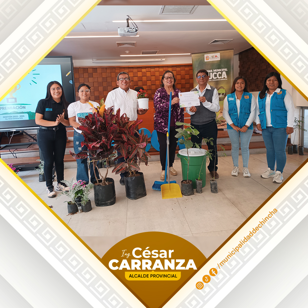 De esta manera se realizó la premiación del II RECICLATÓN ESCOLAR, en el auditorio del Museo de Chincha, que consistió en el recojo de reciclables en las diferentes Instituciones Educativas de nuestra Provincia, promoviendo así la educación ambiental como herramienta para impulsar un cambio de actitud hacia el cuidado del medio ambiente.
👉 Cabe mencionar que los 4 primeros puestos fueron:
I.E Andres Avelino Caceres con 996.Kg
I.E Eladio Saravia Yataco con 263.68.Kg
I.E John F. Kennedy con 263.68.Kg
I.E José Pardo y Barreda con 121.80.Kg
Que a su vez se les dio un reconocimiento en conjunto con un Kit de limpieza y plantas ornamentales.
