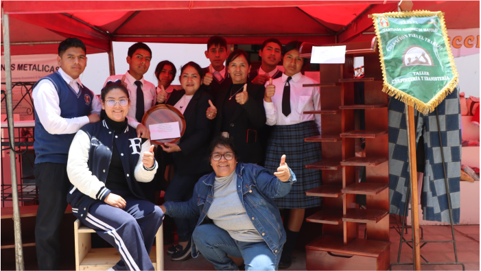 Estudiantes Exponen y Venden sus Creaciones en Feria Técnica