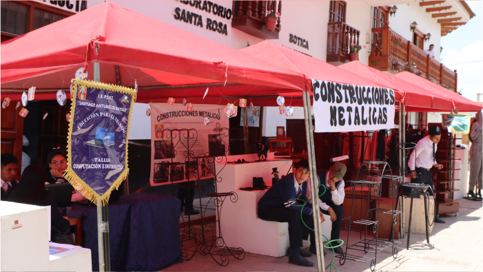 Estudiantes Exponen y Venden sus Creaciones en Feria Técnica
