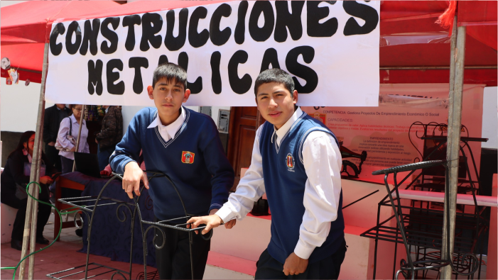 Estudiantes Exponen y Venden sus Creaciones en Feria Técnica