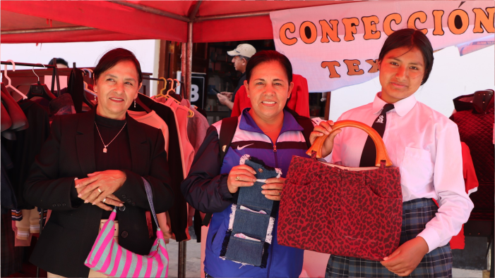 Estudiantes Exponen y Venden sus Creaciones en Feria Técnica