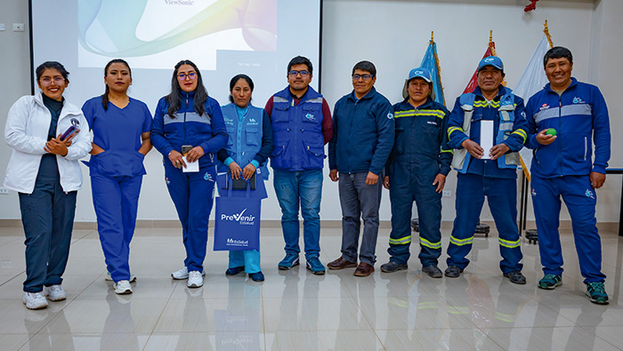 Trabajadores de Emsapuno S.A. participan en taller de psicología y actividad física por el día de la salud mental
