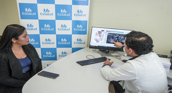 EsSalud: Médicos reducen tumor en el cuello de madre de familia sin necesidad de cirugía