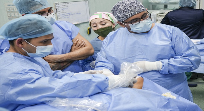 EsSalud: Médicos reducen tumor en el cuello de madre de familia sin necesidad de cirugía