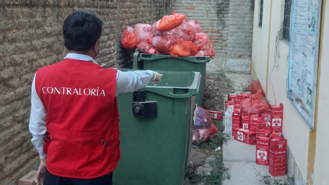 Tumbes.– La Contraloría General detectó que el contrato de la Dirección Regional de Salud (DIRESA) Tumbes para el servicio de transporte, recolección y disposición final de residuos médicos sólidos está vencido. Desde junio, estos servicios se han venido realizando sin un vínculo contractual, lo que podría generar controversias en los pagos de los servicios prestados.
