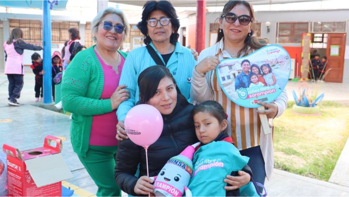 brigada de vacunación y niña vacunada