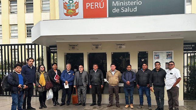 Autoridades de la provincia presidido por el alcalde encargado Alfredo Dextre Torre, llegan hasta las instalaciones del Ministerio de Salud 