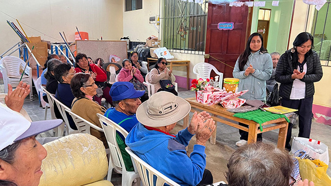 Adultos mayores participan del primer curso de compresas herbales y aceites.