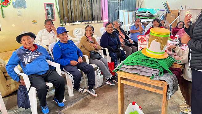 Adultos mayores participan del primer curso de compresas herbales y aceites.