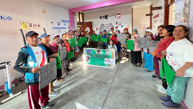 Adultos mayores participan del primer curso de compresas herbales y aceites.