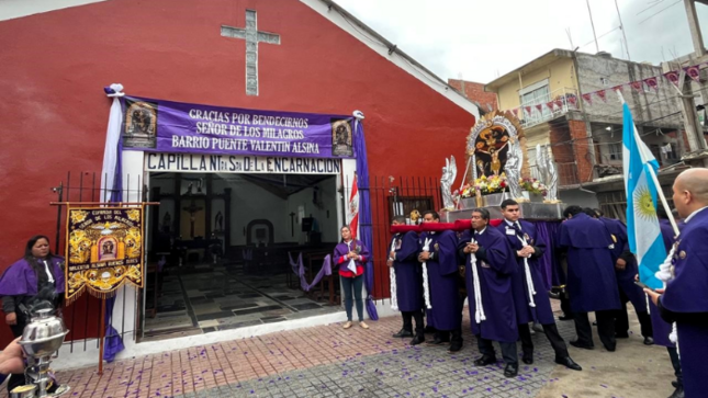 Rinden homenaje al Señor de los Milagros en los barrios Rodrigo Bueno y Valentín Alsina de Buenos Aires