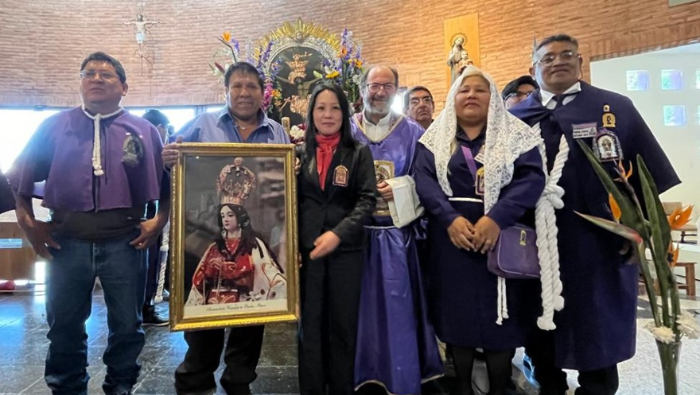 Rinden homenaje al Señor de los Milagros en los barrios Rodrigo Bueno y Valentín Alsina de Buenos Aires