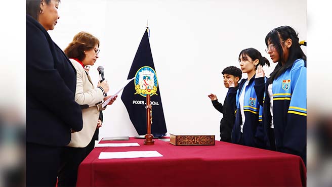 Presidenta de la Corte Superior de Justicia del Callao, Teresa soto Gordon, tomó juramento a 15 alumnos de colegios Dora Mayer, Dos de Mayo y Abraham Valdelomar para asumir el rol de jueces de paz escolar