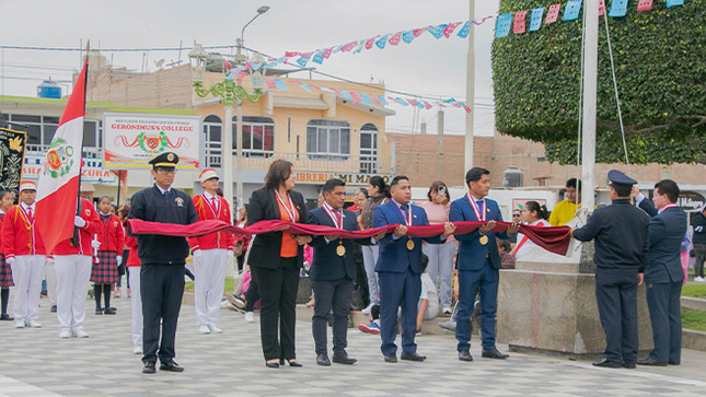 Autoridades realizan ceremonia de izamiento de banderas por apertura de las Festividades Patronales de la S. Virgen del Rosario 2024