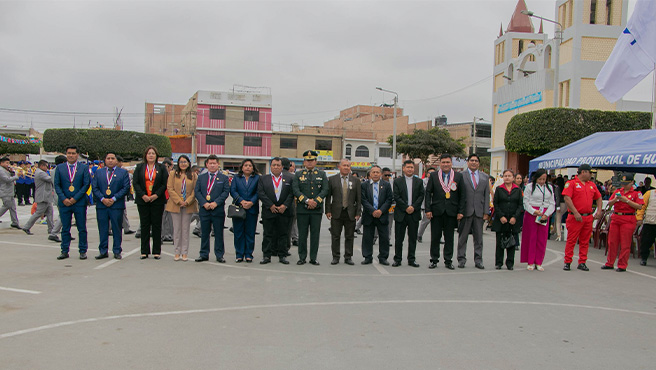 Autoridades realizan ceremonia de izamiento de banderas por apertura de las Festividades Patronales de la S. Virgen del Rosario 2024