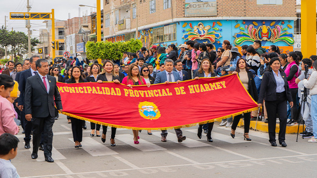 Con gran éxito se realizo el desfile cívico escolar por las festividades patronales en honor a la S. Virgen del Rosario.