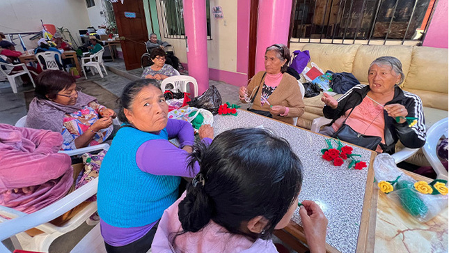 Municipalidad realiza taller de manualidades con los audltos mayores del CIAM Huarmey